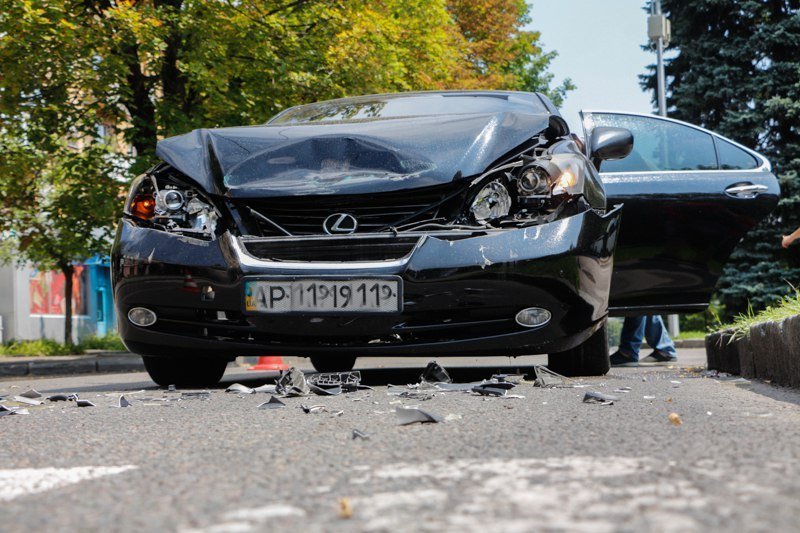 На Гагарина, пропуская пешеходов, Нива получила в "зад" от Lexus 1