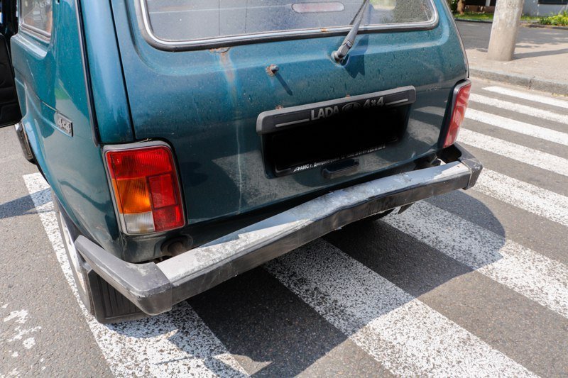 На Гагарина, пропуская пешеходов, Нива получила в "зад" от Lexus 2