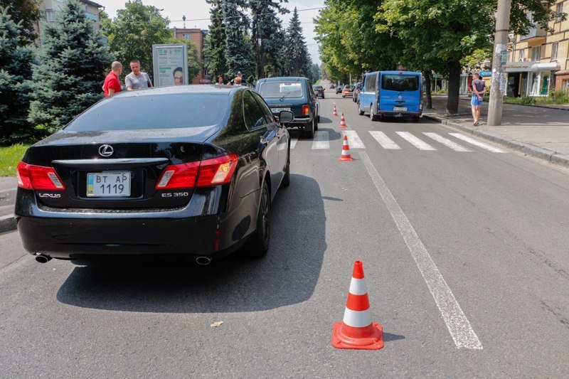 На Гагарина, пропуская пешеходов, Нива получила в "зад" от Lexus 5