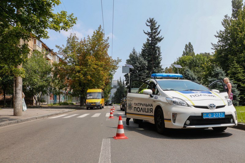 На Гагарина, пропуская пешеходов, Нива получила в "зад" от Lexus 6