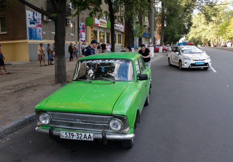 Наручники и разбитая нагрудная камера: на Богдана Хмельницкого задержали пьяного водителя 1