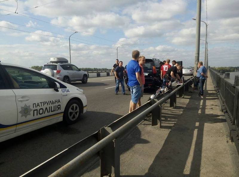 Правила не писаны: водитель Lexus открыл стрельбу по машине с беременной женщиной и ребенком 1