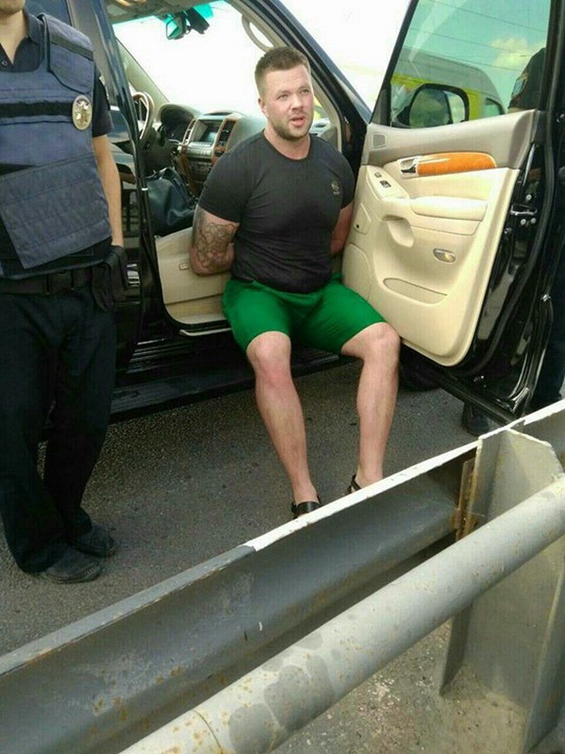 Правила не писаны: водитель Lexus открыл стрельбу по машине с беременной женщиной и ребенком 4