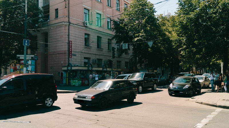 ДТП в центре Днепра: машину охранял полицейский с автоматом 1