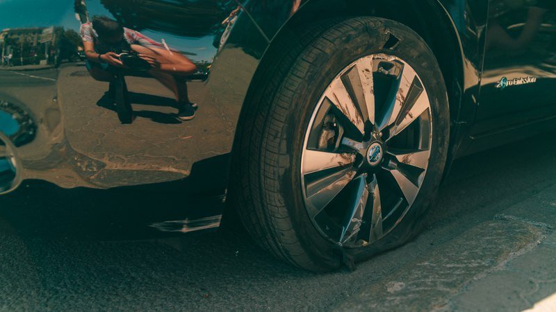 ДТП в центре Днепра: машину охранял полицейский с автоматом 3