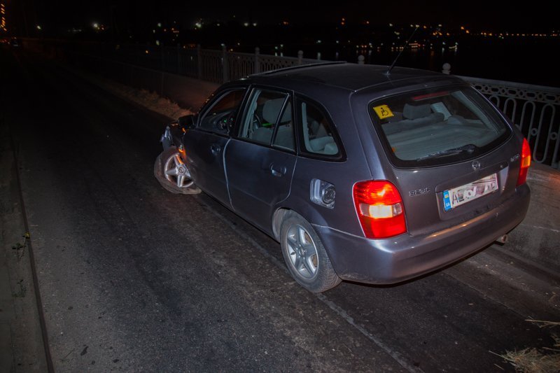ДТП на Амурском мосту: Mazda врезалась в отбойник 1