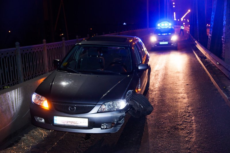 ДТП на Амурском мосту: Mazda врезалась в отбойник 3