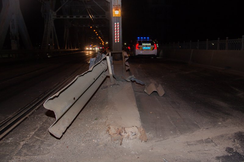 ДТП на Амурском мосту: Mazda врезалась в отбойник 5