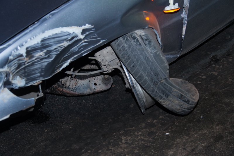 ДТП на Амурском мосту: Mazda врезалась в отбойник 6