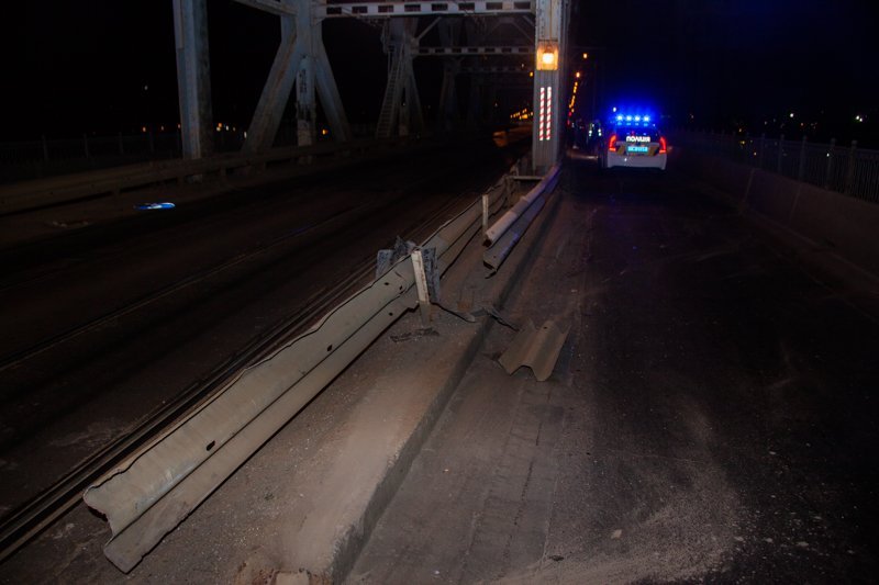 ДТП на Амурском мосту: Mazda врезалась в отбойник 7