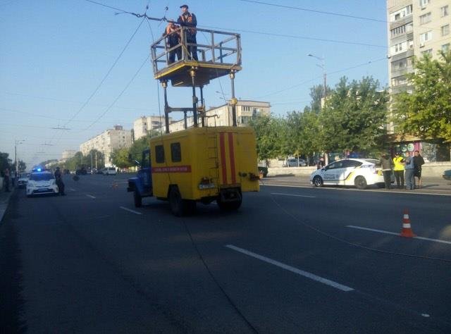 ДТП на Слобожанском проспекте: большегруз оборвал троллейбусные провода 3