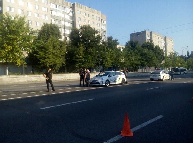 ДТП на Слобожанском проспекте: большегруз оборвал троллейбусные провода 6