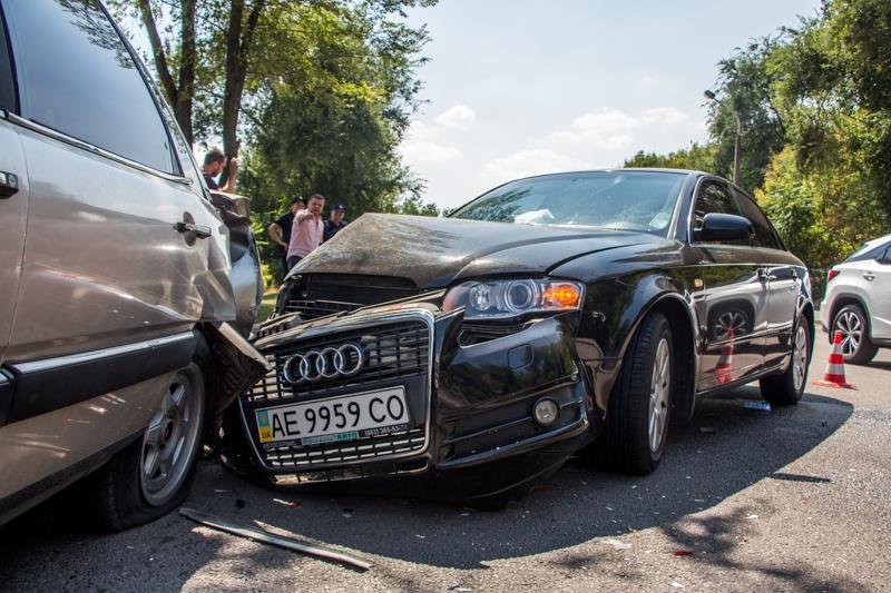 ДТП возле памятника Славы: водитель Audi попал под свой же автомобиль 1