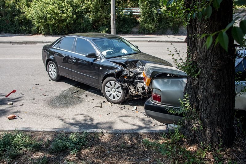ДТП возле памятника Славы: водитель Audi попал под свой же автомобиль 3
