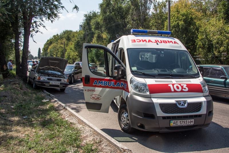 ДТП возле памятника Славы: водитель Audi попал под свой же автомобиль 8