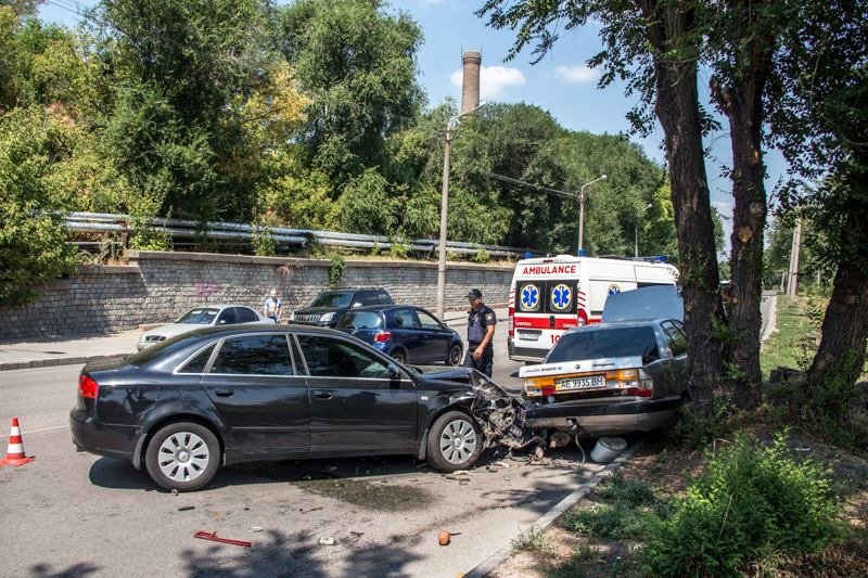 ДТП возле памятника Славы: водитель Audi попал под свой же автомобиль 14