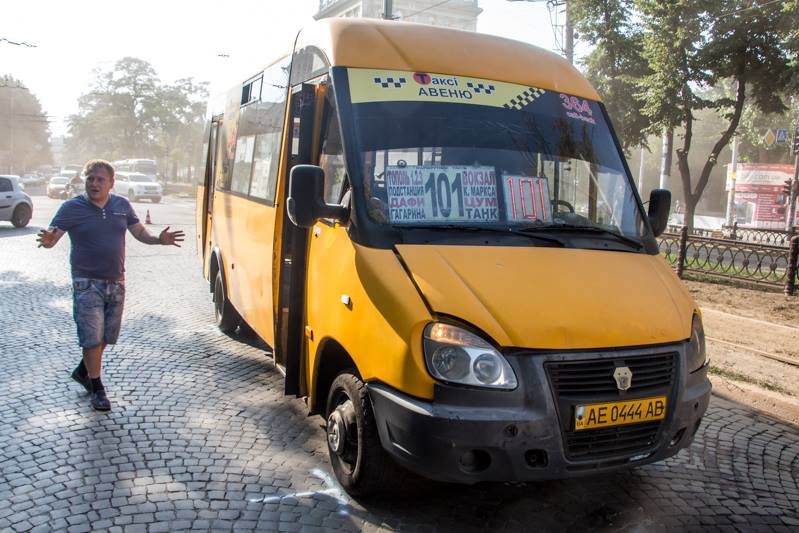 Тройное ДТП на Яворницкого: маршрутка ударила иномарку 1