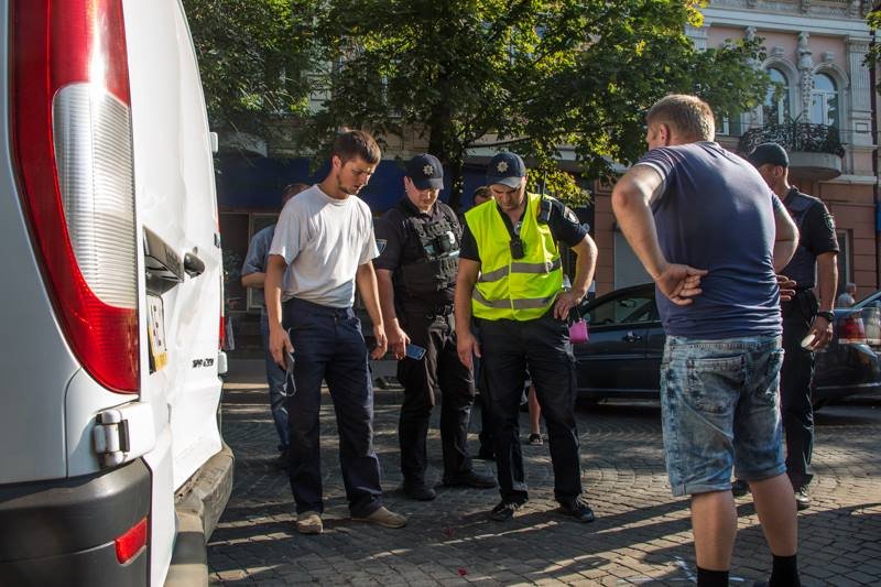 Тройное ДТП на Яворницкого: маршрутка ударила иномарку 2