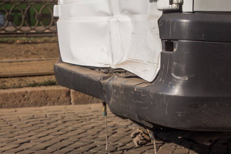 Тройное ДТП на Яворницкого: маршрутка ударила иномарку 3