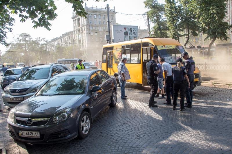 Тройное ДТП на Яворницкого: маршрутка ударила иномарку 7