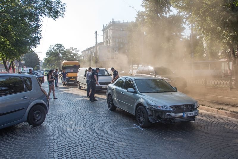Тройное ДТП на Яворницкого: маршрутка ударила иномарку 8