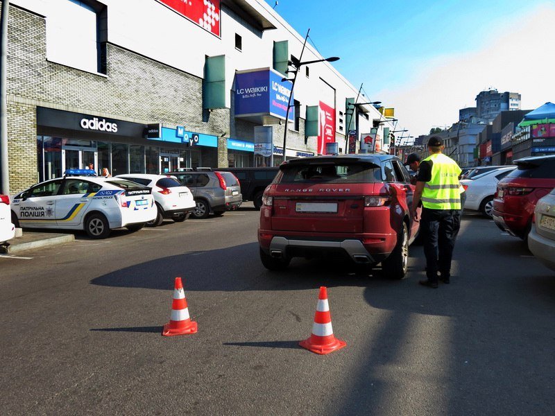 ДТП возле Мост-Сити: женщина на Range Rover задела парковщика 1