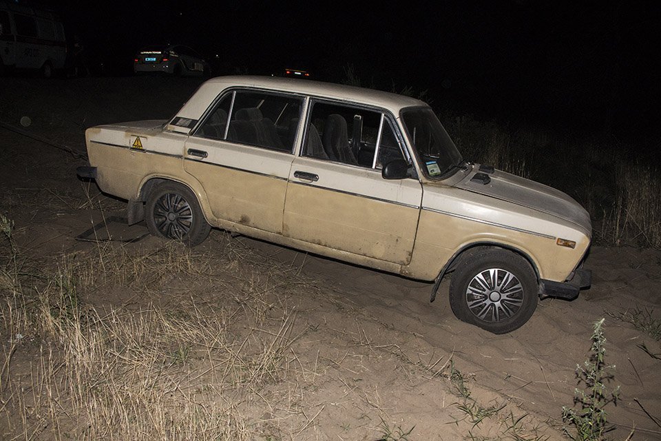 Минутка добра: полицейские помогли водителю, который застрял в песке на обочине 1