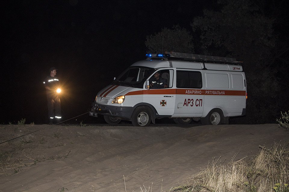 Минутка добра: полицейские помогли водителю, который застрял в песке на обочине 2