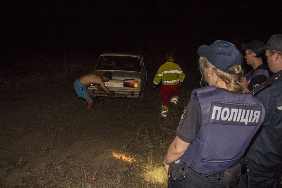 Минутка добра: полицейские помогли водителю, который застрял в песке на обочине 3