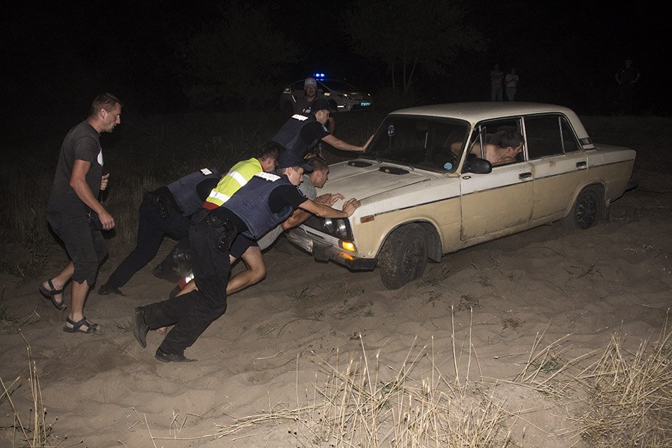 Минутка добра: полицейские помогли водителю, который застрял в песке на обочине 4