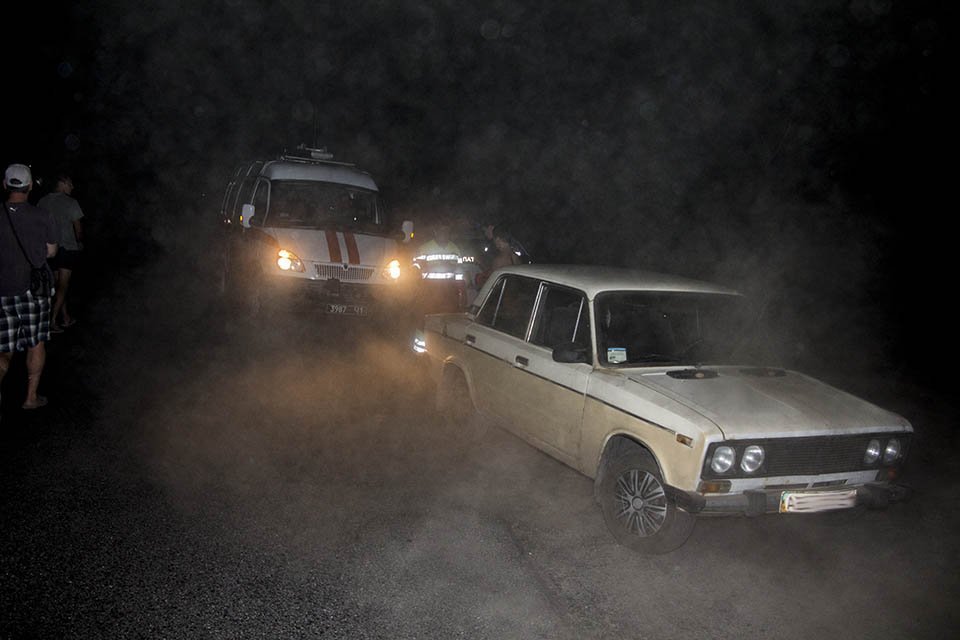 Минутка добра: полицейские помогли водителю, который застрял в песке на обочине 6