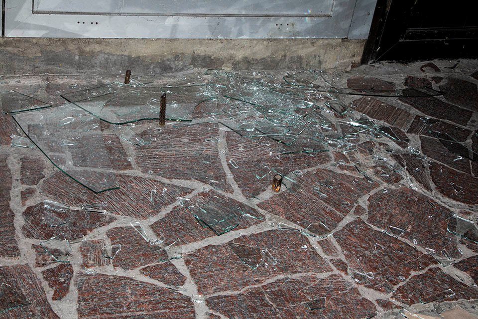 Ночная драка в центре Днепра: неизвестные разбили стекло в здании цирка 1