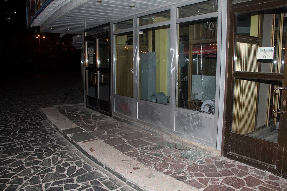 Ночная драка в центре Днепра: неизвестные разбили стекло в здании цирка 2