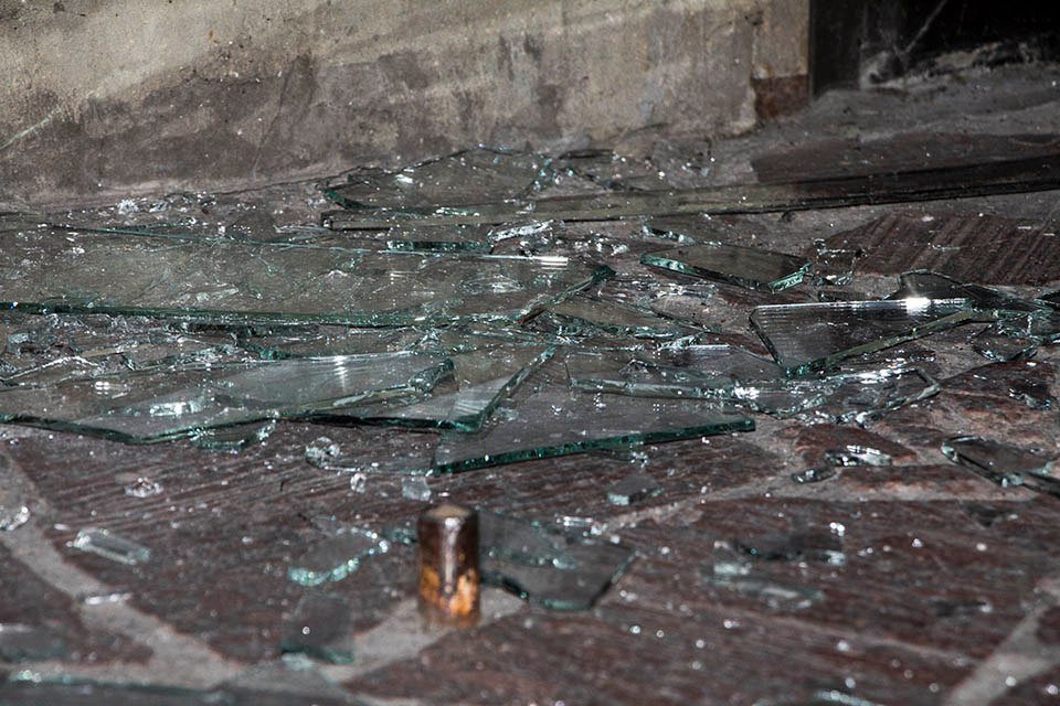 Ночная драка в центре Днепра: неизвестные разбили стекло в здании цирка 4