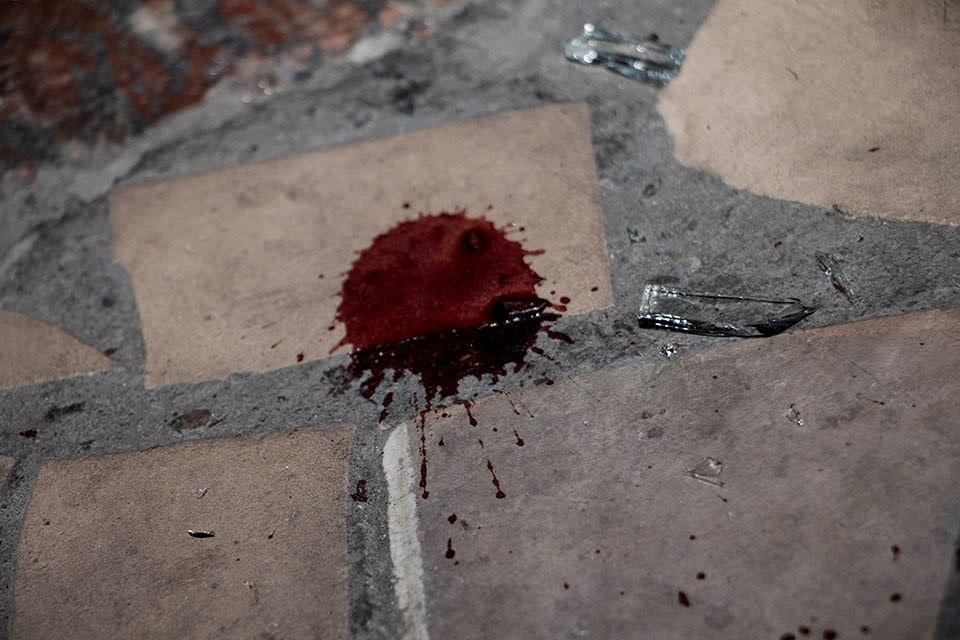 Ночная драка в центре Днепра: неизвестные разбили стекло в здании цирка 6