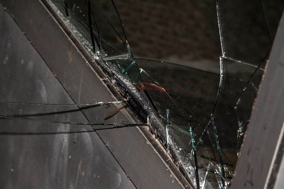 Ночная драка в центре Днепра: неизвестные разбили стекло в здании цирка 7