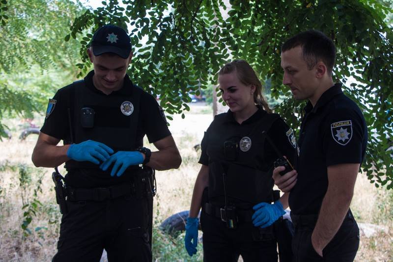 В Днепре грабитель пытался съесть наркотики во время ареста: видео момента задержания 2