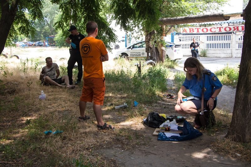 В Днепре грабитель пытался съесть наркотики во время ареста: видео момента задержания 8