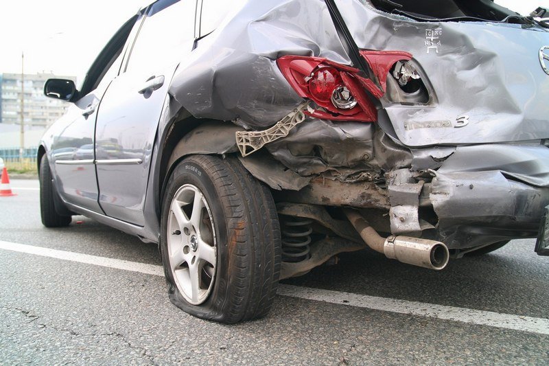 ДТП на Донецком шоссе: одна из машин зависла над дорогой 1