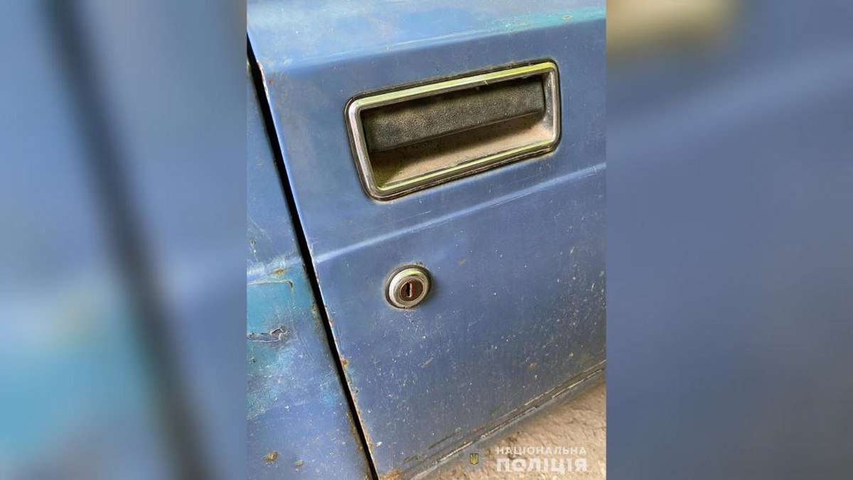 9 июля на улице Гладкова двое мужчин 34-х и 37-ми лет взломали двери авто, которое стояло во дворе 9 июля на улице Гладкова двое мужчин 34-х и 37-ми лет взломали двери авто, которое стояло во дворе9 июля на улице Гладкова двое мужчин 34-х и 37-ми лет взломали двери авто, которое стояло во дворе