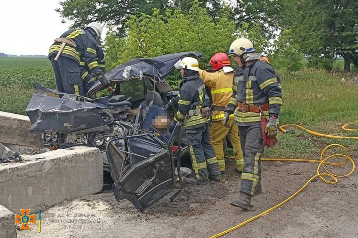 Здесь ВАЗ 2106 въехал в бетонное ограждение Здесь ВАЗ 2106 въехал в бетонное ограждение
