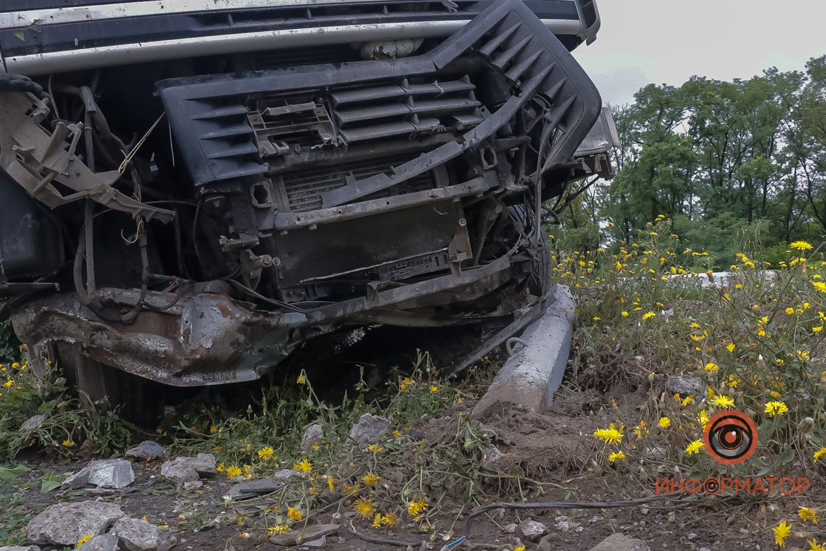 Водитель фуры врезался в отбойник и съехал на обочину