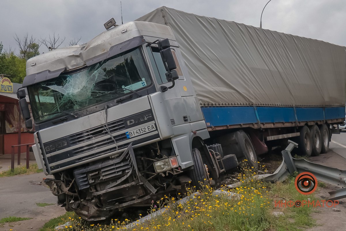 По словам водителя, перед ним остановился легковой автомобиль, чтобы пропустить пешехода