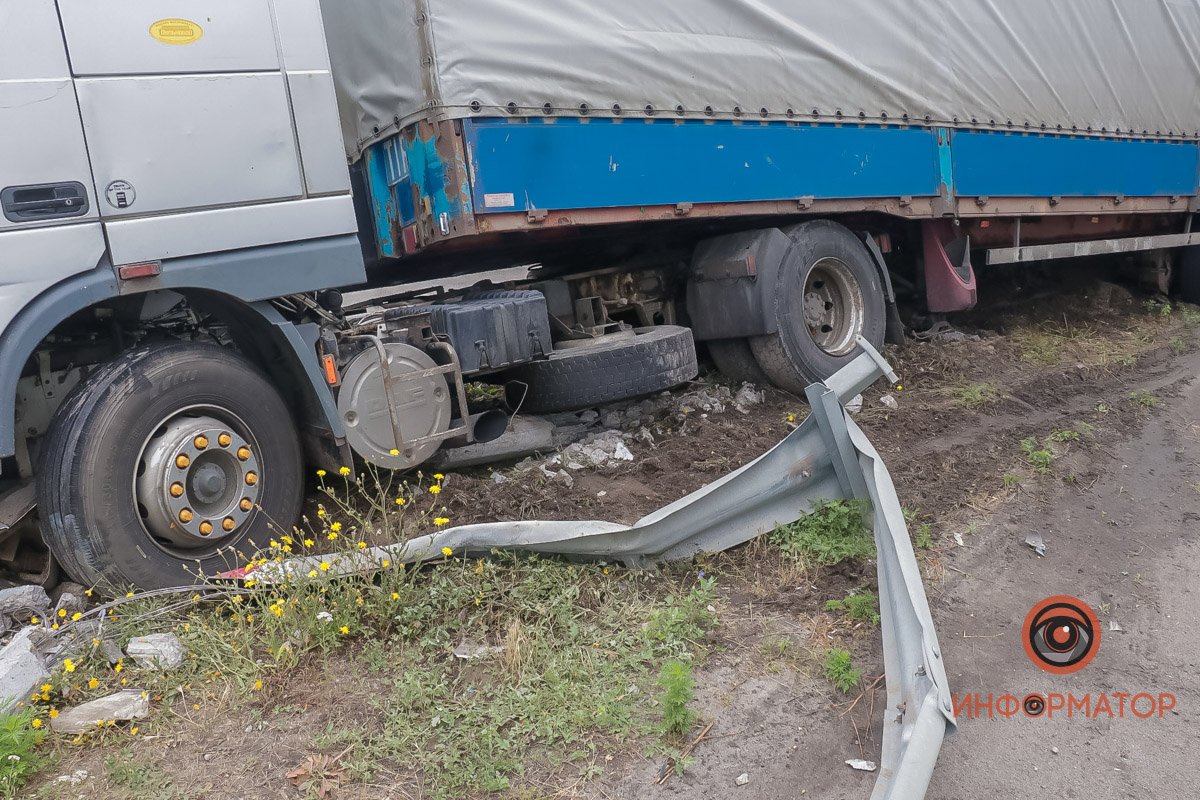 Быстро остановить загруженную машину он не мог, поэтому не справился с управлением