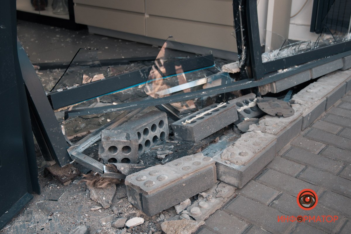 Сотрудники павильона убирают осколки