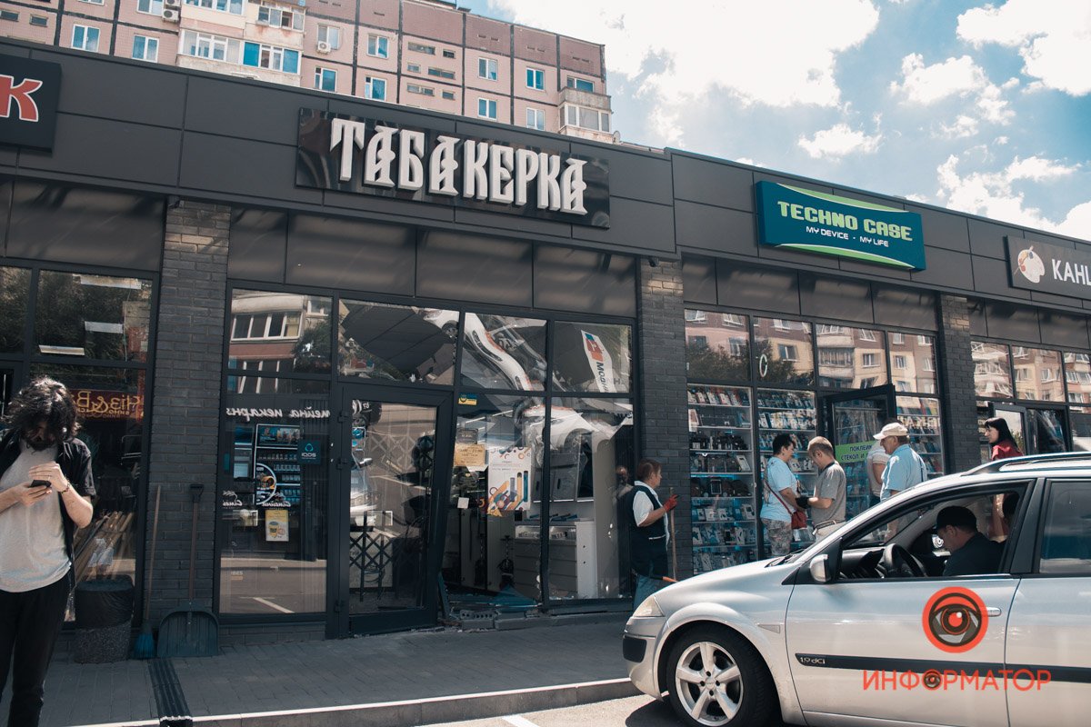 В Днепре в переулке Вольном Renault врезался в торговый павильон 6