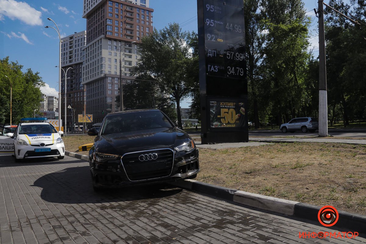 Audi двигался по Запорожскому шоссе в сторону проспекта Богдана Хмельницкого Audi двигался по Запорожскому шоссе в сторону проспекта Богдана Хмельницкого