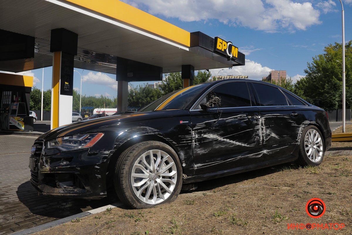 По предварительной информации от полицейских водитель сказал, что его подрезала машина и он влетел в указатель движения на АЗС, проехал через газон и остановился По предварительной информации от полицейских водитель сказал, что его подрезала машина и он влетел в указатель движения на АЗС, проехал через газон и остановился