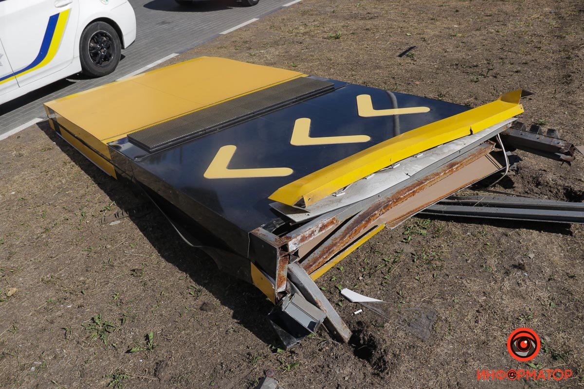 Указатель движения, который снес автомобиль Указатель движения, который снес автомобиль