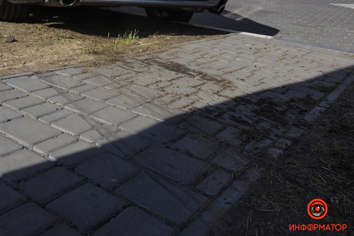 Следы на тротуарной плитке  Следы на тротуарной плитке